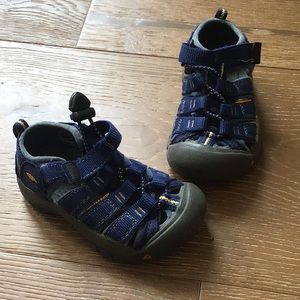 Boys keen sandals